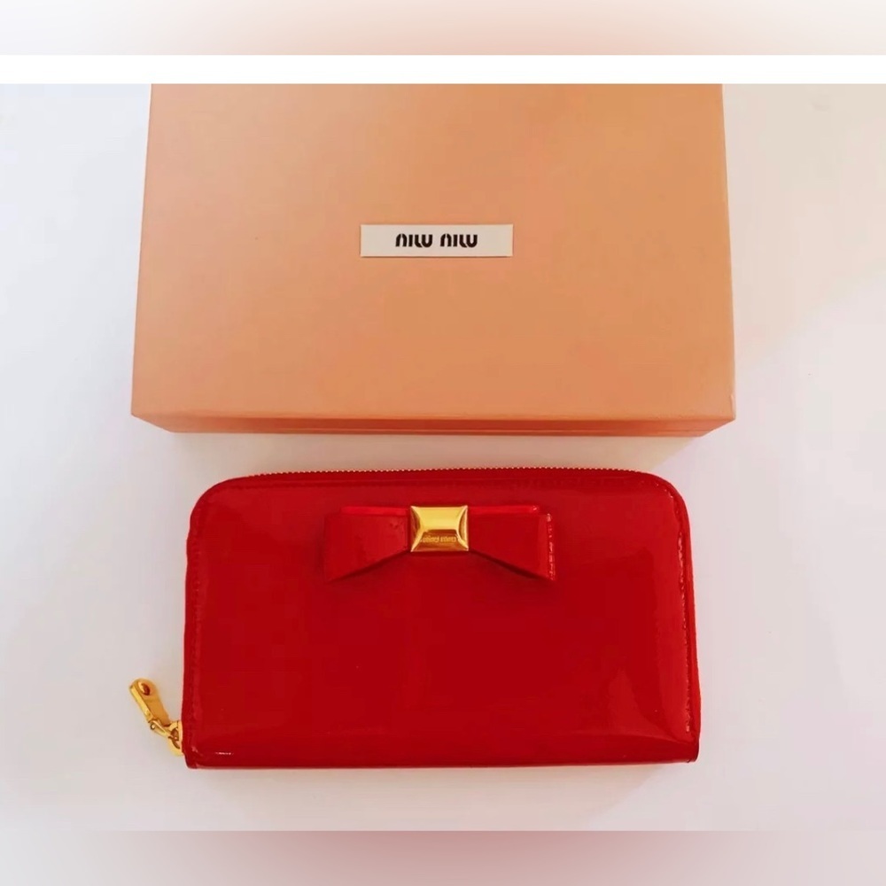Auth Miu Miu Patent Leather EUC wallet x b/w orange & red w/ gold hardware